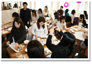 レシピを聞き逃さないよう熱心にメモを取る参加者。