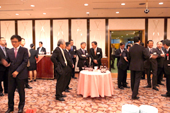 宴会前の和やかな風景
